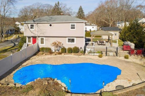 43 Wildwood Dr, Scotts Beach, NY 11789-2143