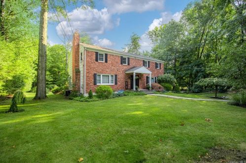 17 Kevin Dr, Airmont, NY 10901-3201