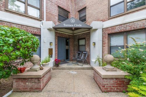 10 Terrace Cir, Great Neck NY 11021-4168 exterior