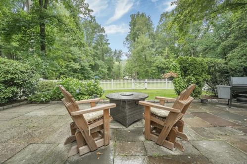169 Chappaqua Rd, Briarcliff, NY 10510-1323