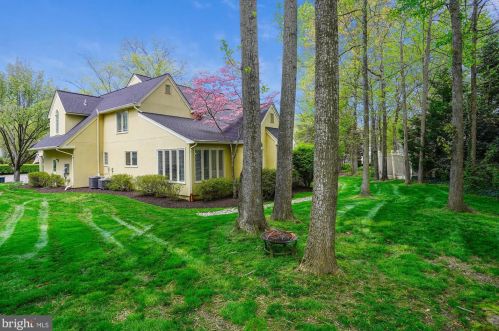 9111 Meadowcreek Ln, Lorton VA  22079-3238 exterior