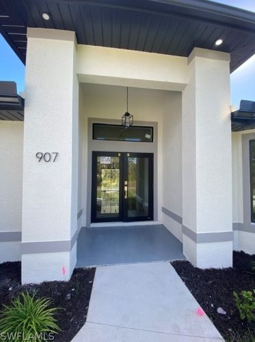 907 13th St, Lehigh Acres, FL 33972-8522