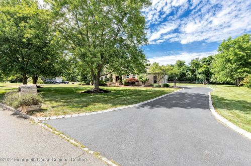 11 Riverside Ln, Holmdel Village, NJ 07733-2084