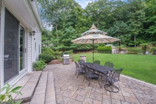 77 Fountain Dr, Skyline Lakes NJ  07456-2406 exterior