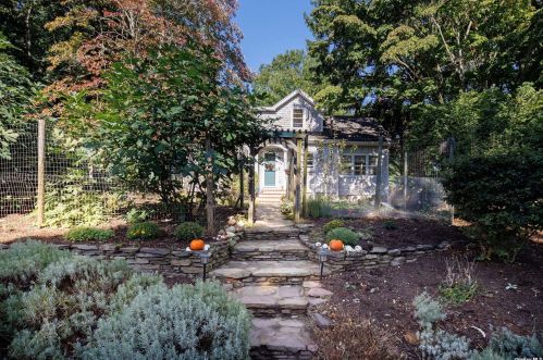1075 Victoria Dr, Southold, NY 11971-3706