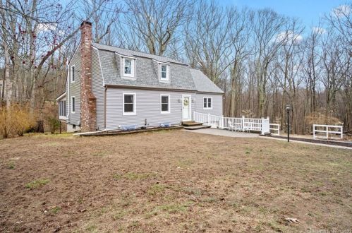 11 Palmer Dr, Gales Ferry CT  06335-1530 exterior