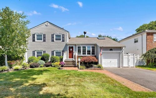 3543 Wadena St, Seaford, NY 11783-3057