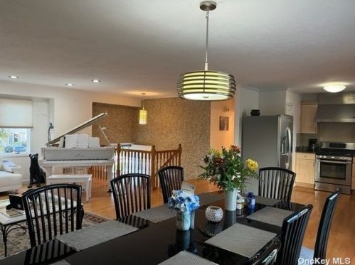 28 Hammond Rd, Elwood NY  11731-4810 exterior