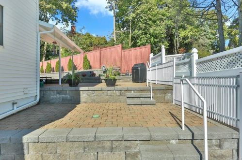 255 Kensico Rd, Thornwood NY  10594-1656 exterior