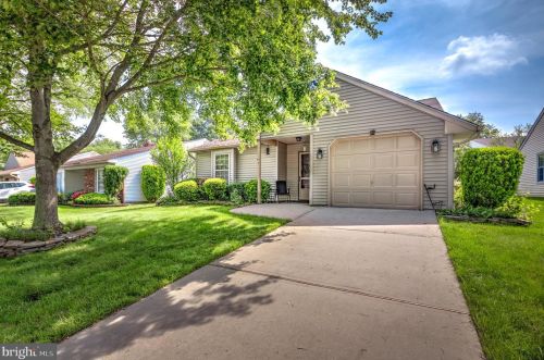 12 Meadowwood Ct, Columbus NJ  08022-1026 exterior