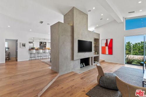 3423 Scadlock Ln, Van Nuys CA  91403-4915 exterior
