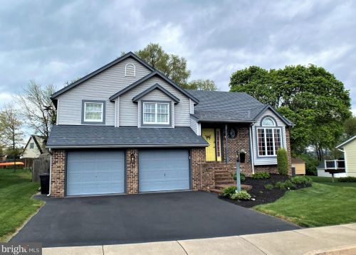 381 Lake St, Ephrata PA  17522-2456 exterior