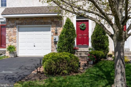 1527 Laura Ln, Pottstown, PA 19464-1472