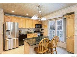 2 Stemmer Ln, Airmont, NY 10901-4305