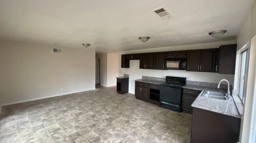 44701 11th St, Lancaster, CA 93535-3348