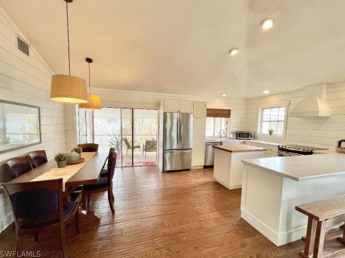 220 Palm Lk Dr, Sanibel FL 33957-5601 exterior