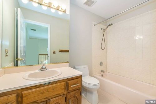 2 Sparrowbush Rd, Mahwah NJ  07430-1525 exterior