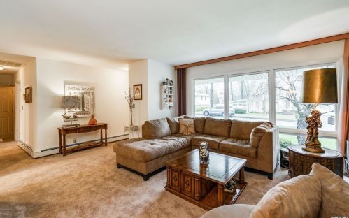 25 Dogwood Rd, San Remo, NY 11754-3405
