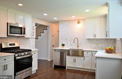913 Lake Dr, Trenton NJ  08648-4003 exterior