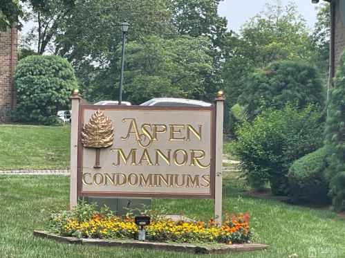 15 Powderhorn Ct, Woodbridge, NJ 07095-1405