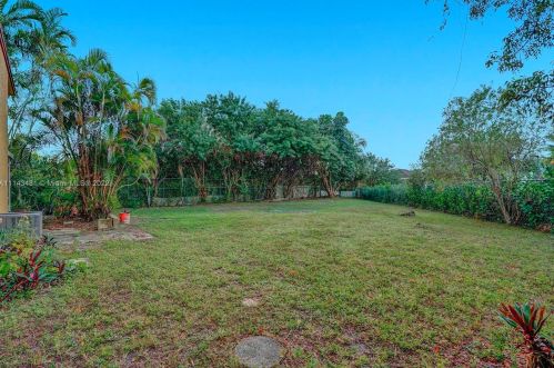 7692 Oakmont Cir, Hialeah FL  33015-2046 exterior