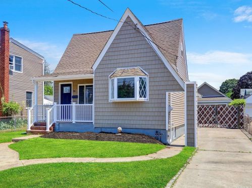 811 Pine Pl, North Bellmore, NY 11710-4614