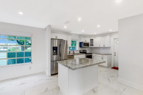 7961 175th St, Hialeah FL  33015-3635 exterior