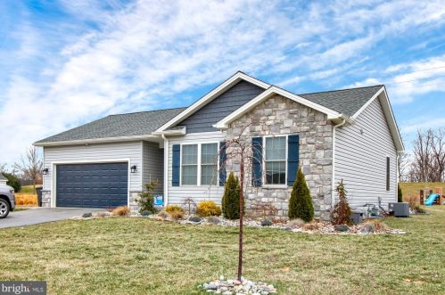 6134 Jennifer Ln, Spring Grove, PA 17362-8453
