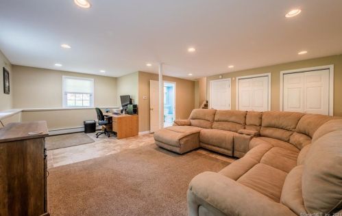4 Riverview Rd, Uncasville CT  06382-1914 exterior