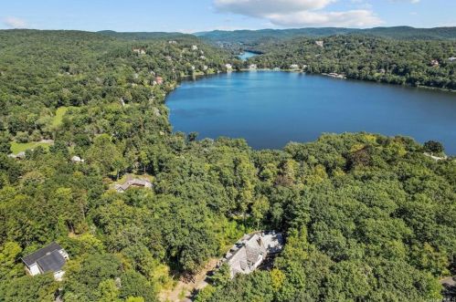 217 Lake Rd, Tuxedo Park, NY 10987-4241