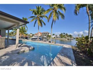 273 Tradewinds Ave, Naples FL  34108-2326 exterior