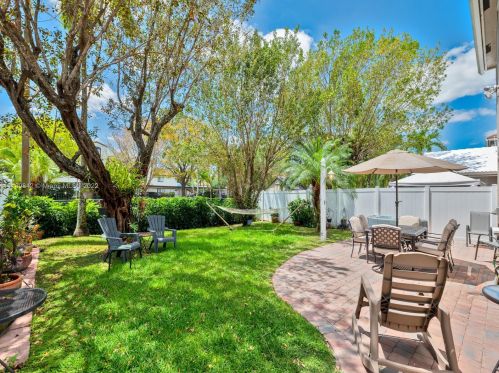 348 107th Ave, Hollywood FL  33026-4068 exterior