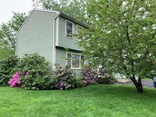 576 Long Hill Rd, Middletown, CT 06457-4943