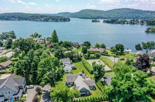 10 Chester St, Brookfield Center, CT 06804-1530