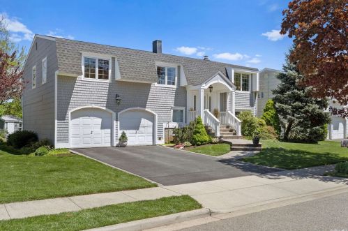 42 Michael F St, Matinecock, NY 11560-1232