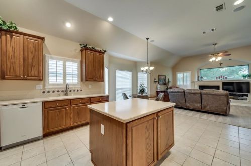 8817 Crestview Dr, Denton TX  76207-8601 exterior