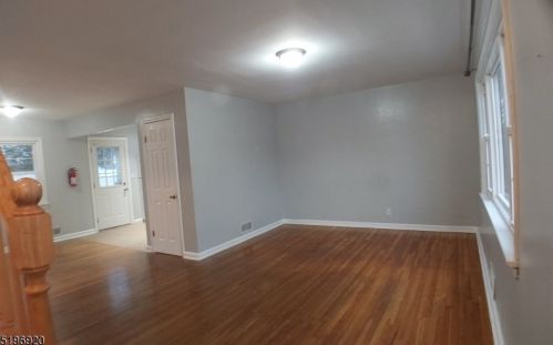 565 6th Ave, Roselle NJ  07203-2370 exterior