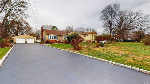 57 Oakdale St, Bayshore, NY 11706-2630