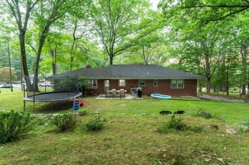 4 Hillside Ter, Airmont NY  10901-2105 exterior