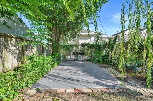 810 Winnie St, Galveston TX 77550-5133 exterior