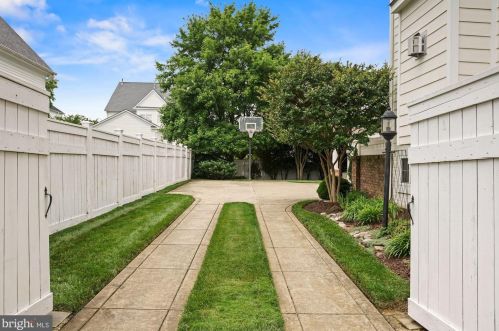 9012 Virginia Ter, Lorton VA  22079-3251 exterior