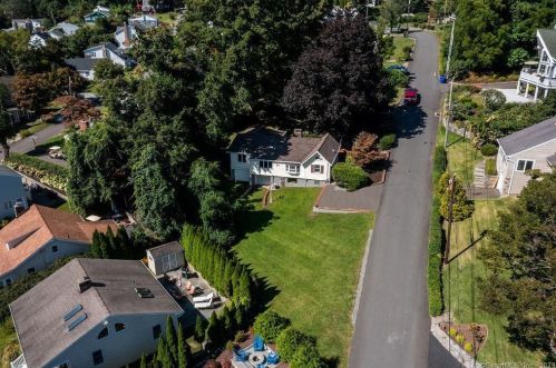 1 Bch Dr, Danbury CT  06812-3425 exterior