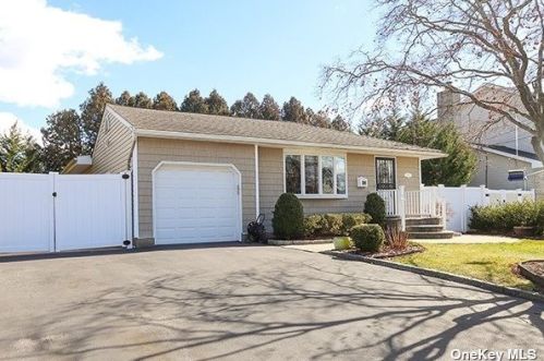 119 Wright Ave, Deer Park, NY 11729-2212