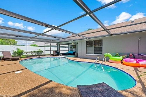 2206 4th St, Cape Coral, FL 33909-2882