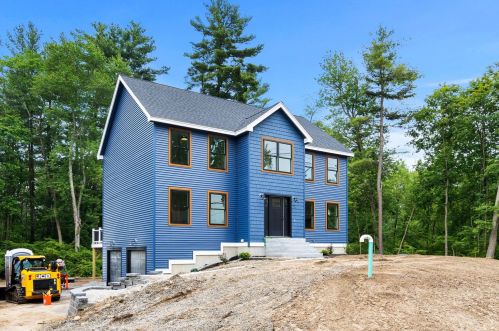 223 Lawrence Rd, Salem, NH 03079-4389