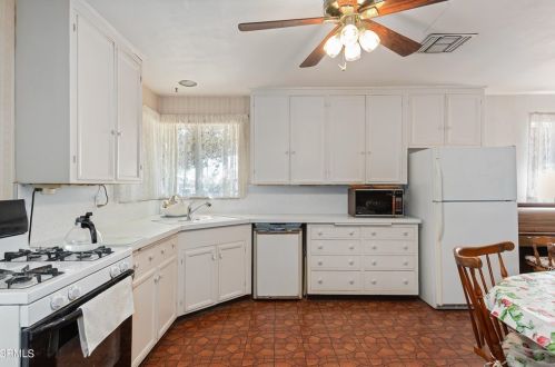 2500 Trinity Pl, Oxnard CA  93033-4814 exterior