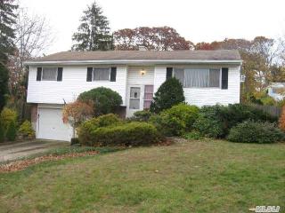 21 Weston Ln, Smithtown, NY 11787-2434
