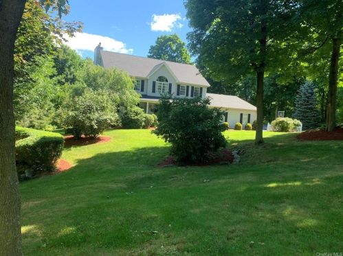 8 Windsor Ln, Cornwall, NY 12518-1041