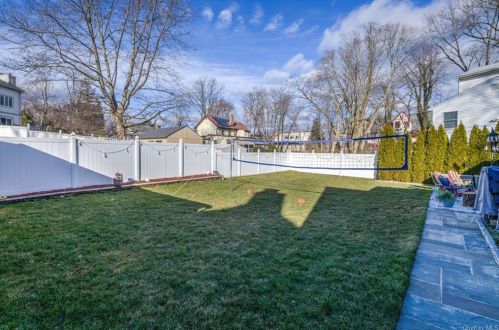 86 Parkway Cir, Scarsdale NY  10583-5420 exterior