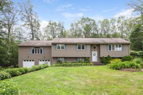 16 Willow Dr, Uncasville, CT 06382-2319